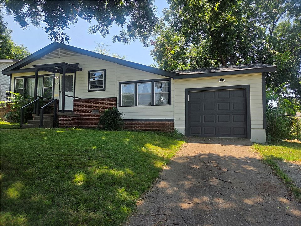1st image of 2020 W 46th St