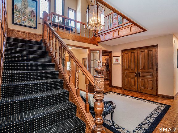 3rd image of 33 Mountain Farms Road