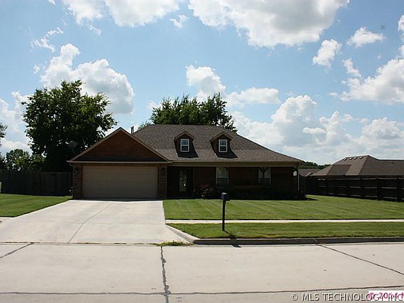 2nd image of 2401 N Westwood Dr
