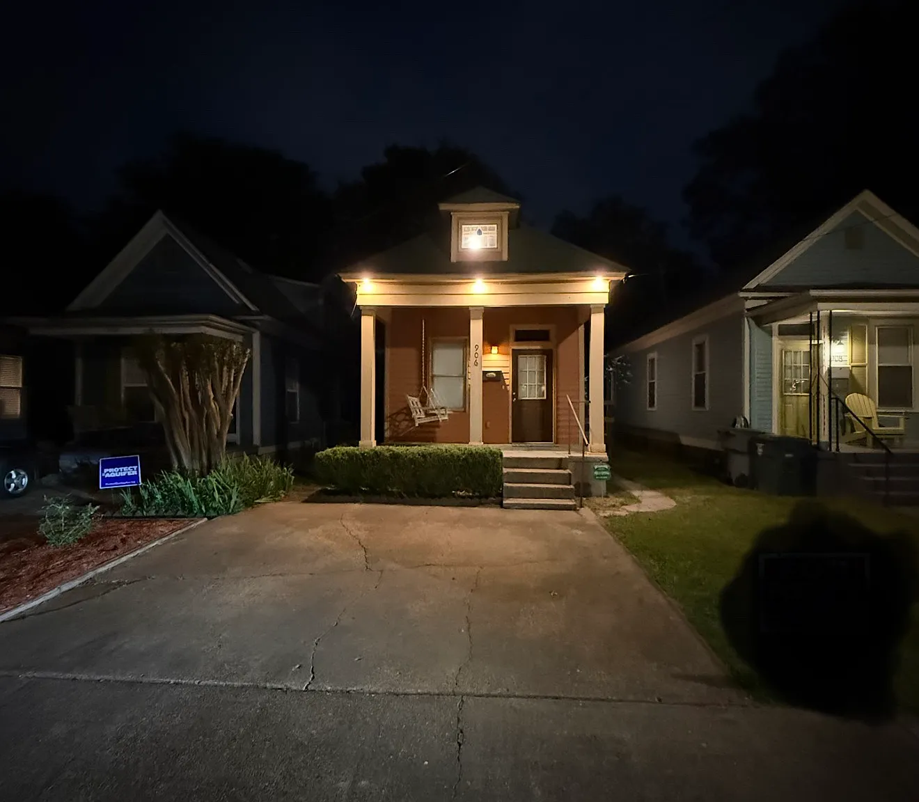 906 Blythe St — Photo 2