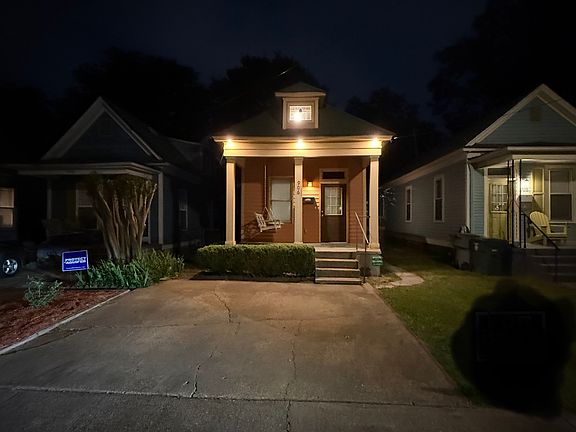 2nd image of 906 Blythe St