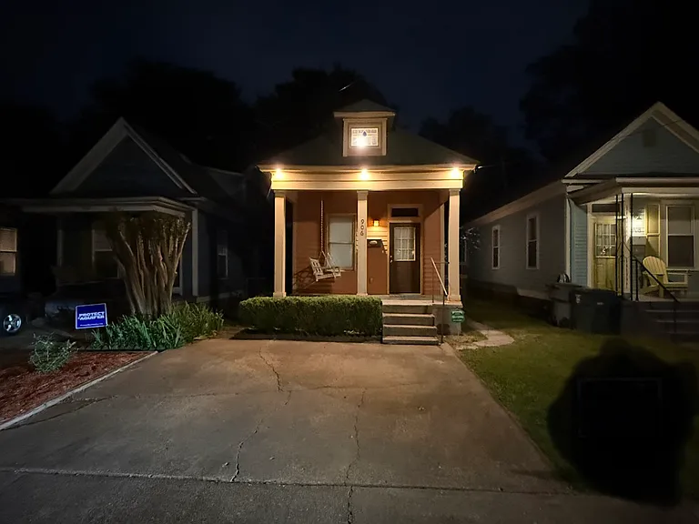 906 Blythe St — Photo 13