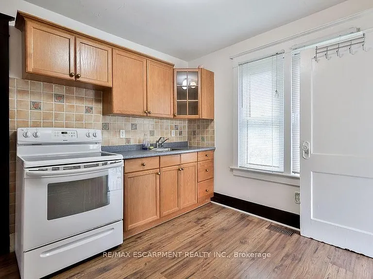 311 Queen St S — Photo 32