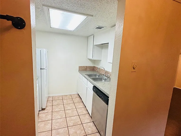 2401 Leon St #307 — Photo 11