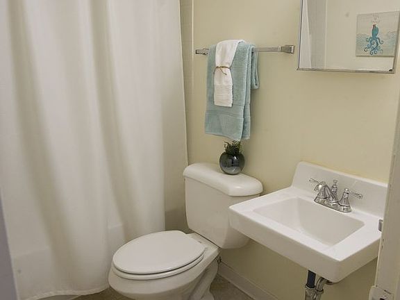 5th image of 606 Fairfax Ave APT D