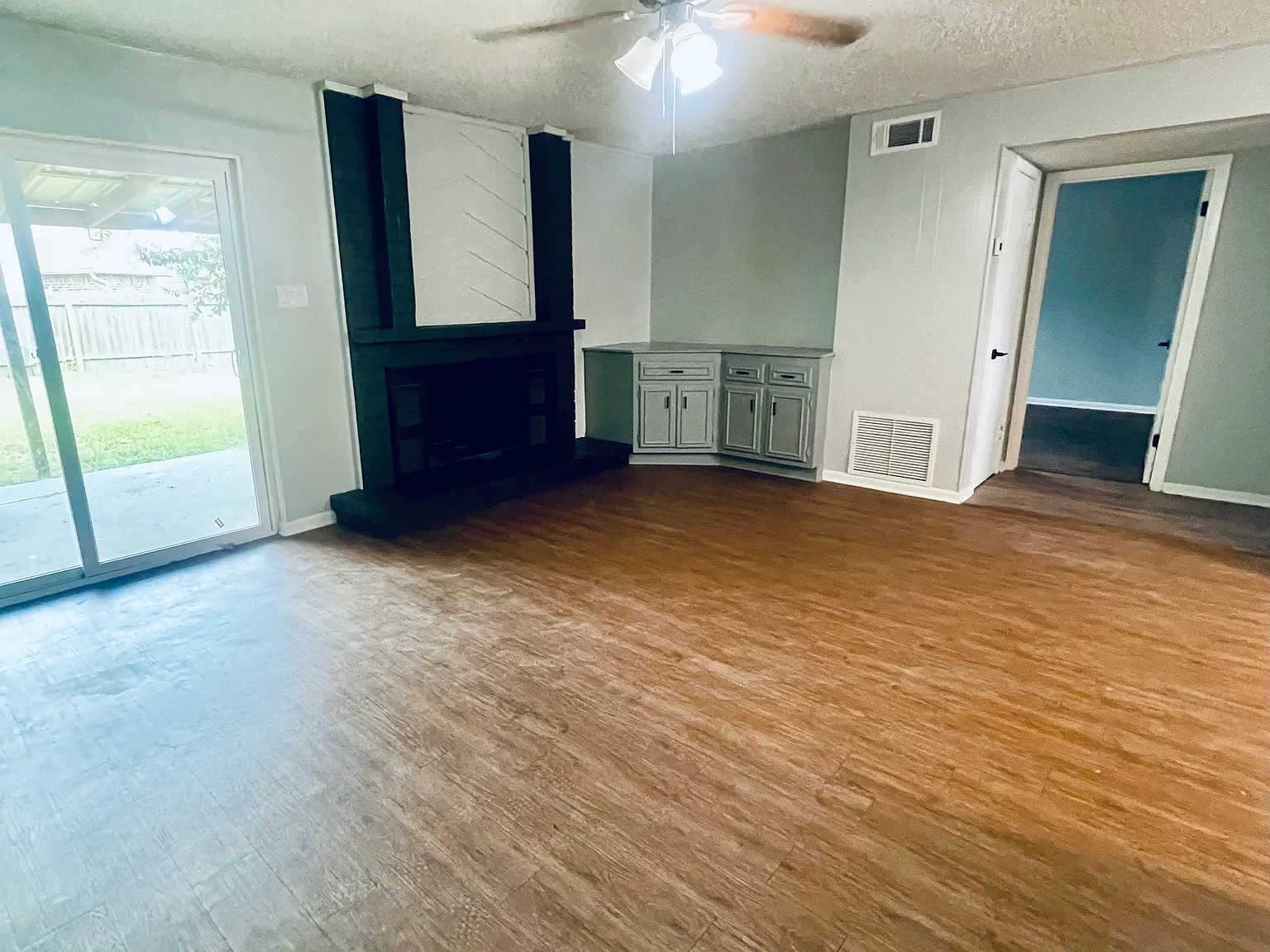 3 bed, 1306 sqft, $1,650 — Photo 2