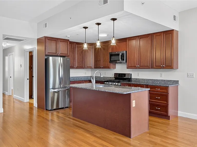 224 E State St — Photo 34