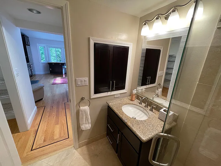 Full Bathroom/Restroom/Shower/Sink