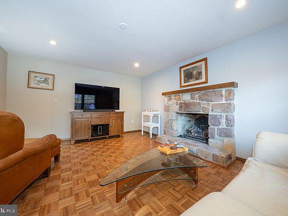 4th image of 234 Whiteland Ave