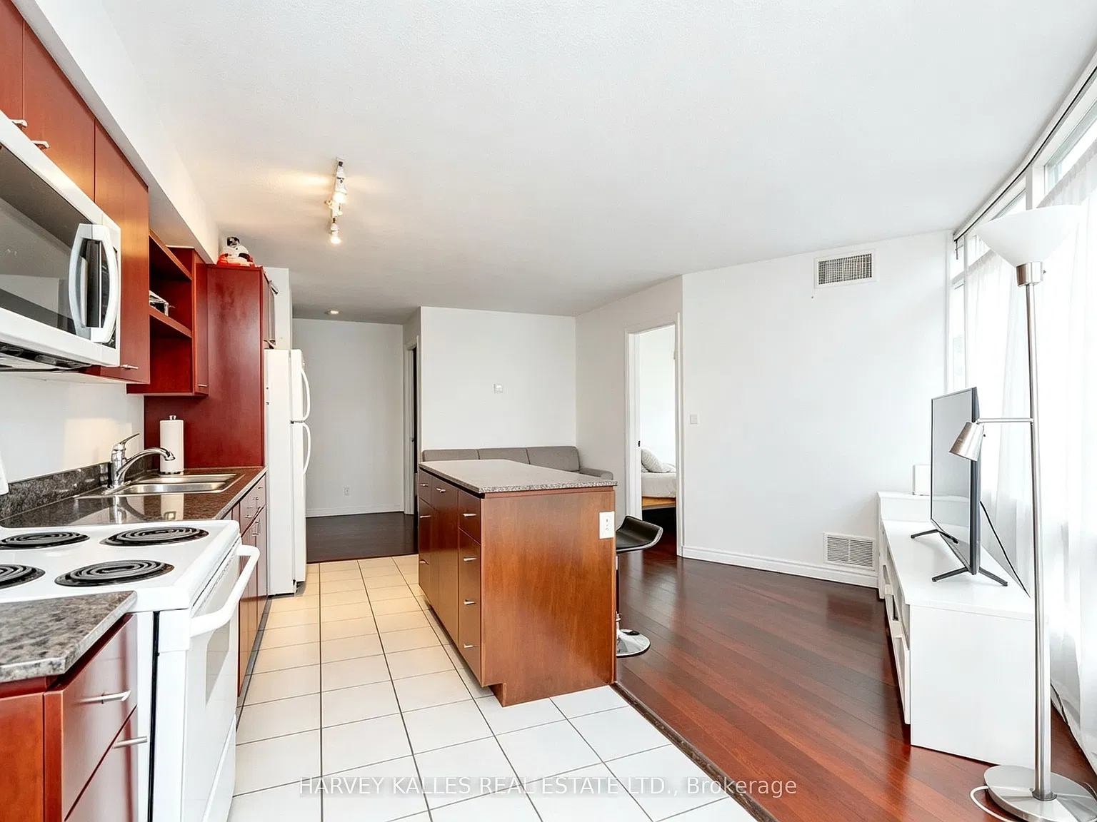 361 Front St W — Photo 2