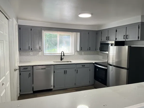 9027 NW 57th St, Parkville, MO 64152