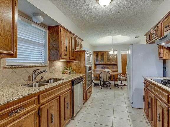 3rd image of 1911 Cleburn Dr