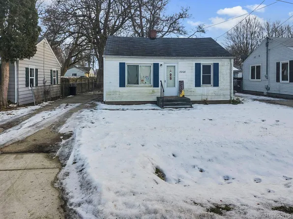 2208 E Bergin Ave, Burton, MI 48529