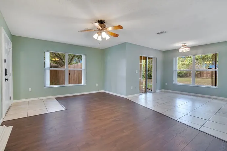 3 bedrooms 2 full bathrooms nice size back y — Photo 3