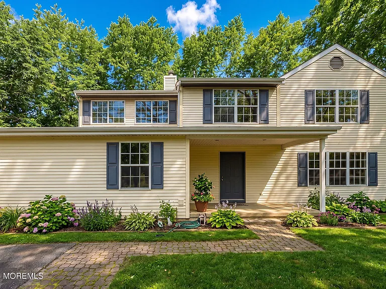 1 Broadmoor Dr — Photo 1