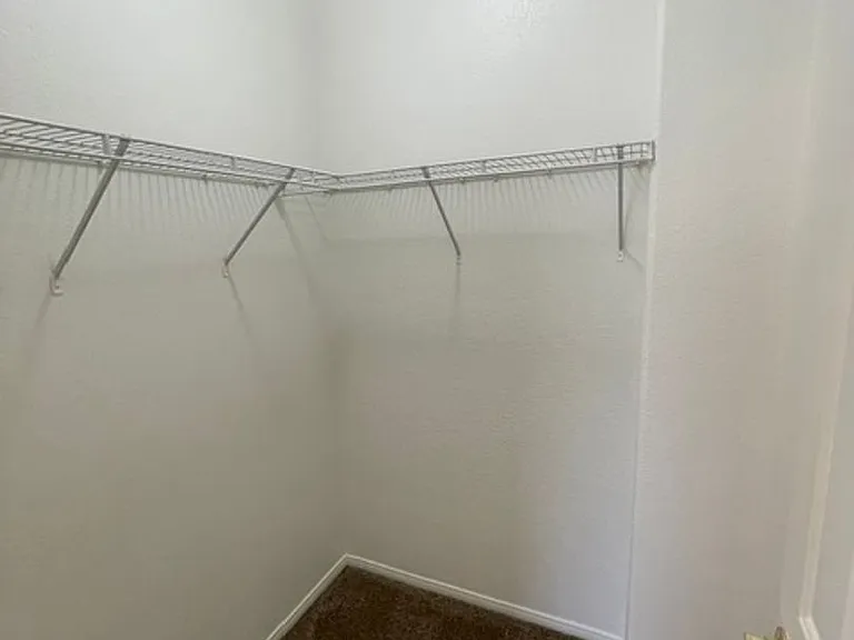 251 Queens Ct — Photo 16