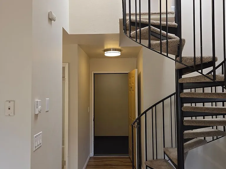 First Hill Apartments — Photo 23