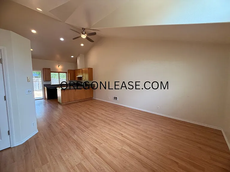 2 Bedroom Duplex in North Eugene — Photo 9