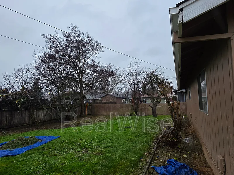3 bed, 2.0 bath, 1096 sqft, $1,800 — Photo 2