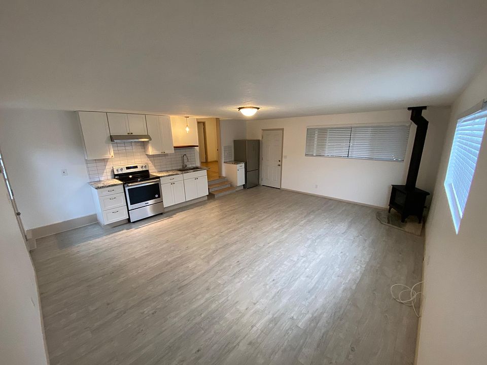 Open floor plan living room and kitchen.
