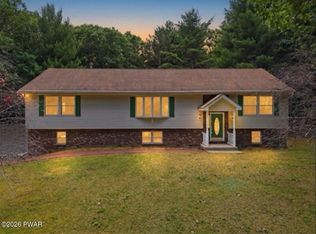 18 Holiday Dr, Hawley, PA 18428