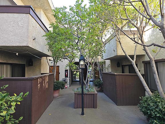 5th image of 14434 Magnolia Blvd #202