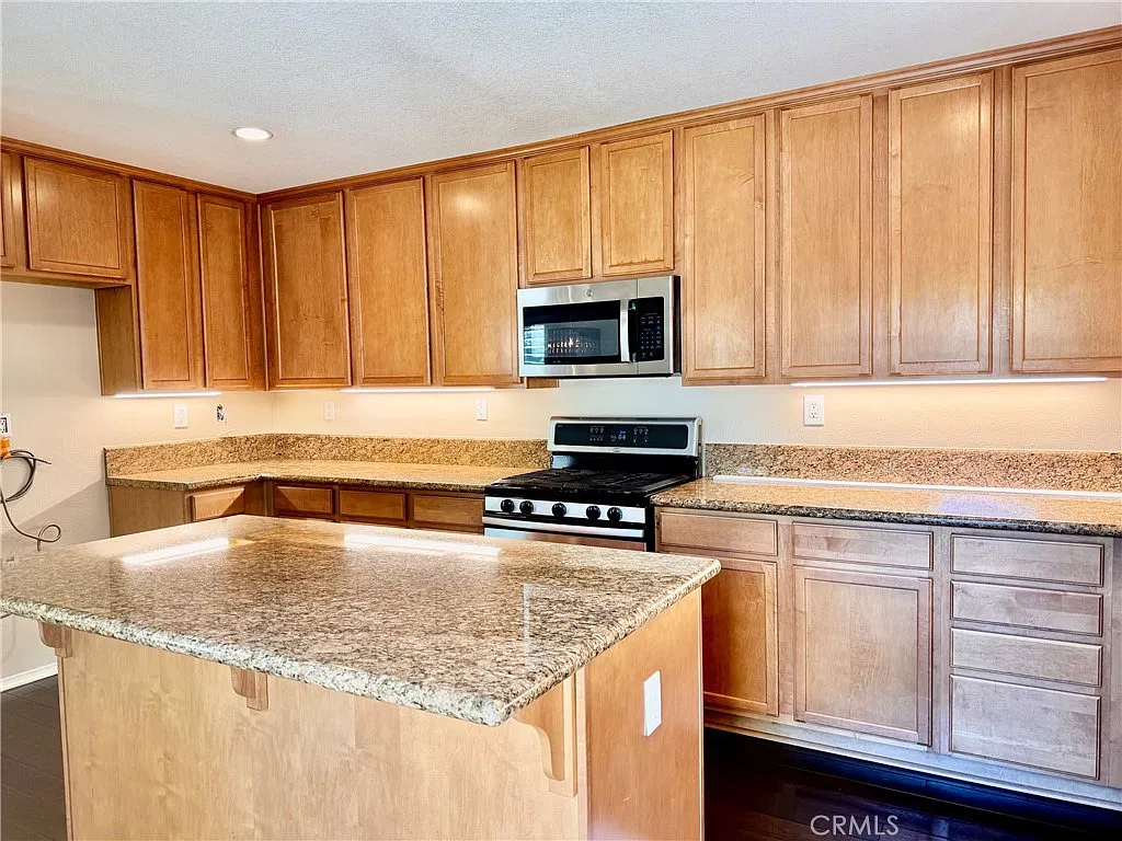 4 bed, 2118 sqft, $3,500 — Photo 3