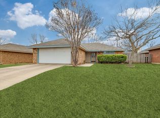 821 Hillside Dr, Cedar Hill, TX 75104