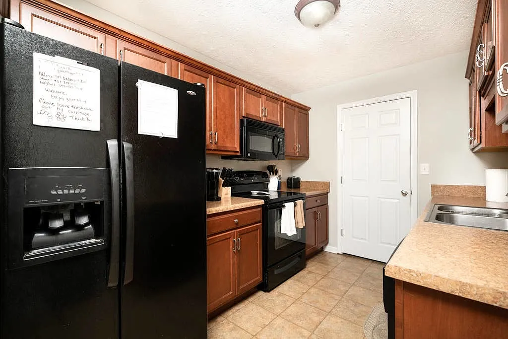 3 bed, $3,659 — Photo 1
