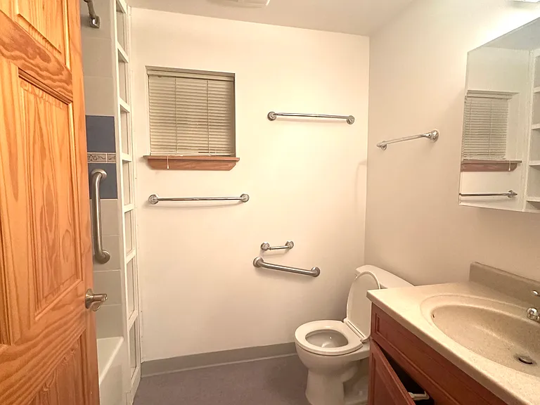 Restroom (Mainlevel/1st floor)