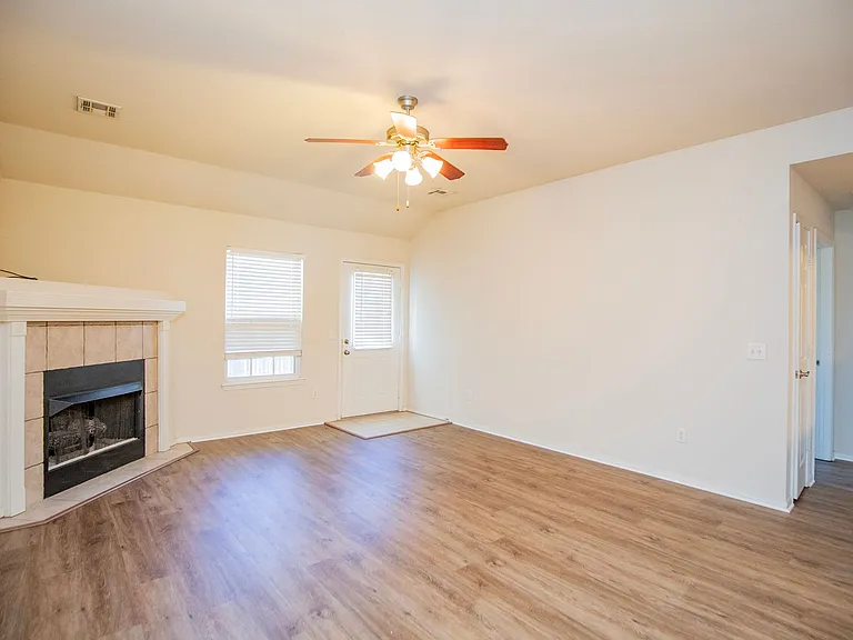 610 Maplewood Dr — Photo 6