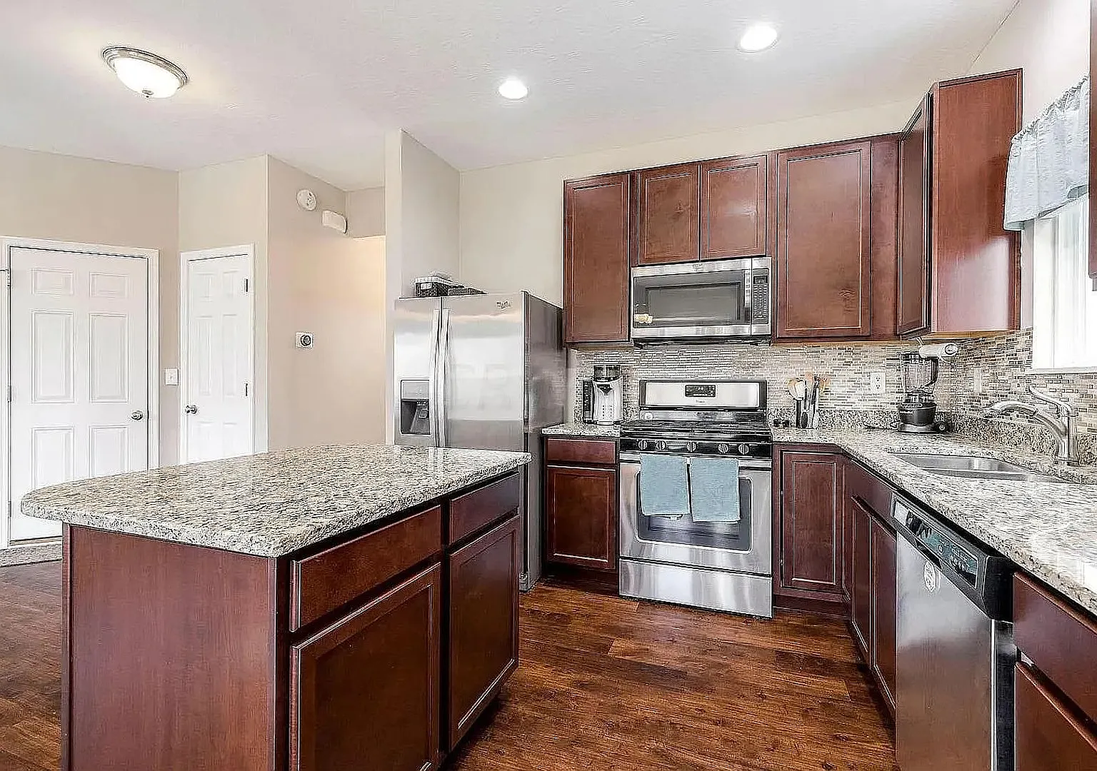 Beautiful Home For Rent in Royal Elm Neighborhood! * Showings begin on Sunday 09/27/26** — Photo 3
