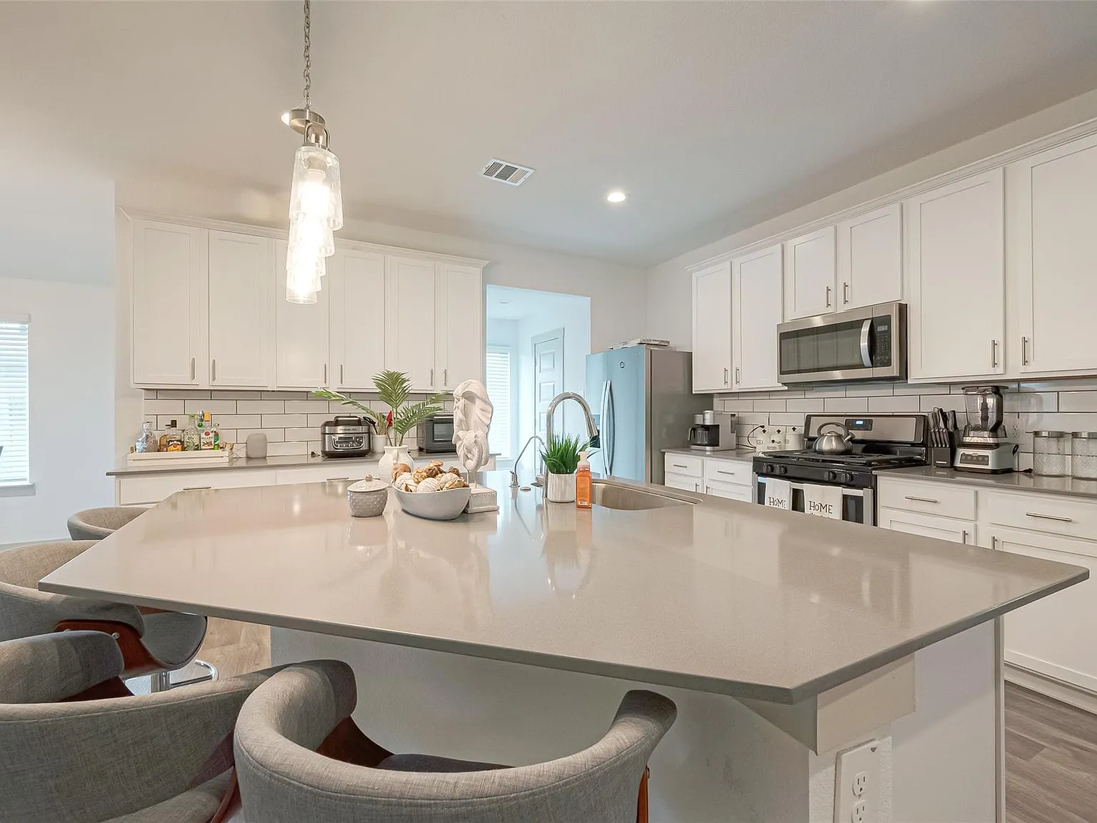 4 bed, 2.0 bath, 2032 sqft, $2,400 — Photo 1