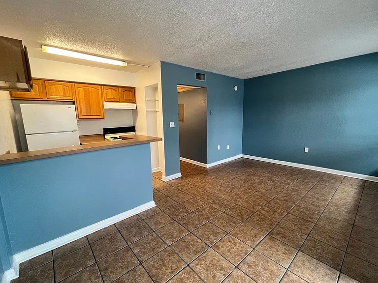 1030 W Walnut St — Photo 13