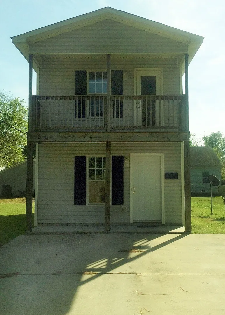 Cute home located in City Limits — Photo 1