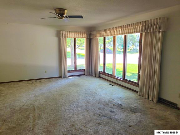 3rd image of 1155 Crestmore Way
