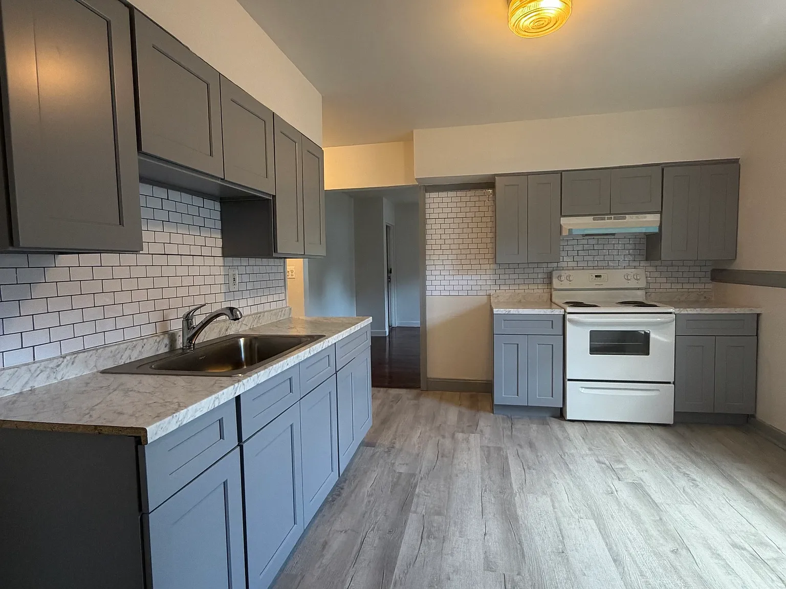 2 bed, 1.0 bath, 1000 sqft, $2,100 — Photo 2