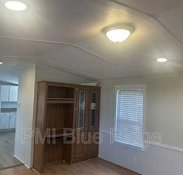 206 Friendly Cir — Photo 3