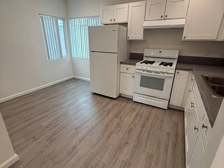 814 4th St #4 — Photo 3