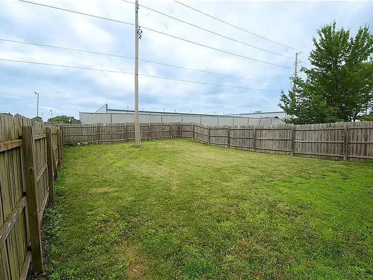 1421 Ash Ct — Photo 9