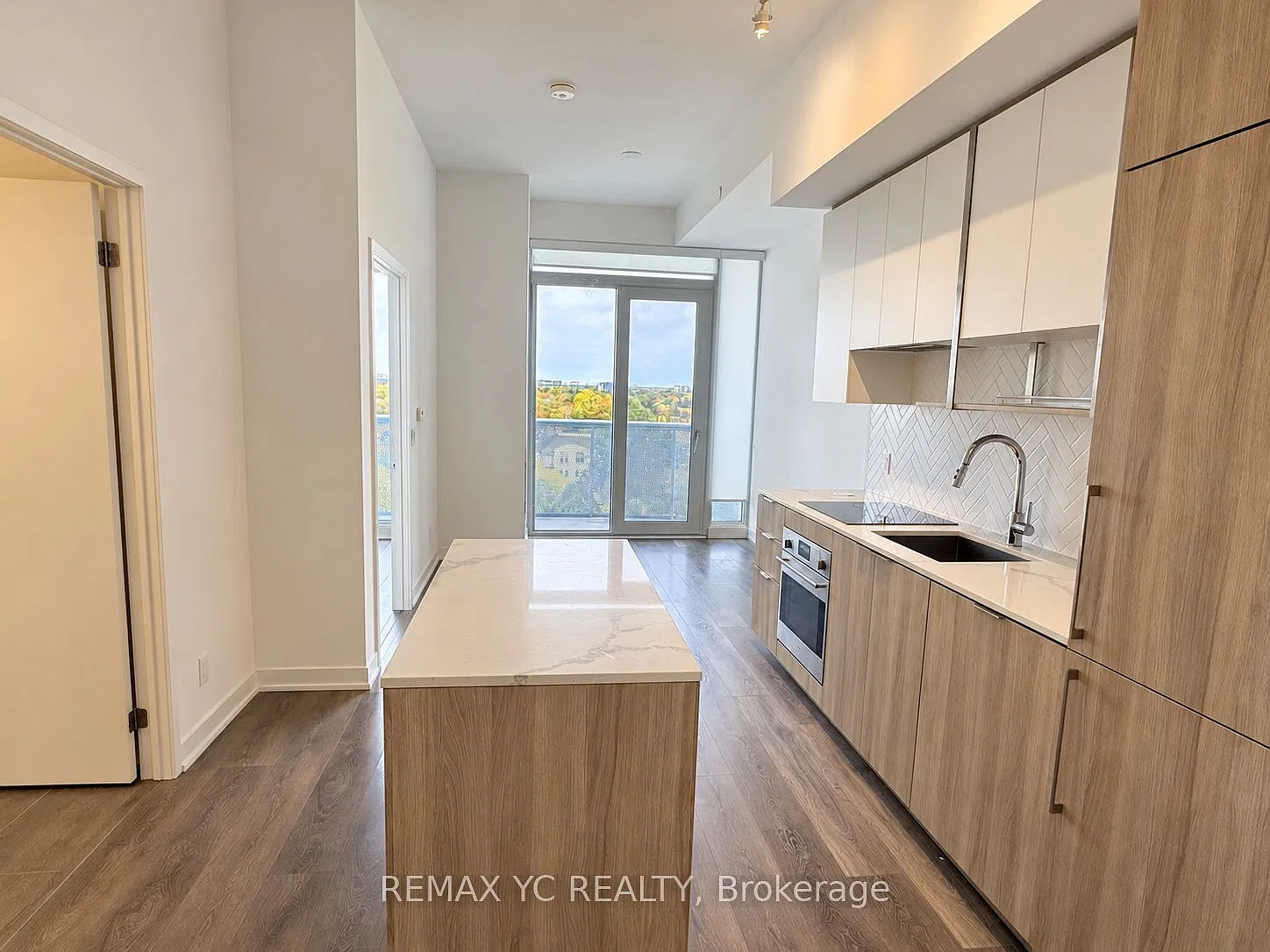 Azura Condos — Photo 3
