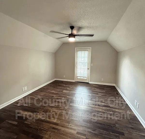 553 Owendale Dr — Photo 12