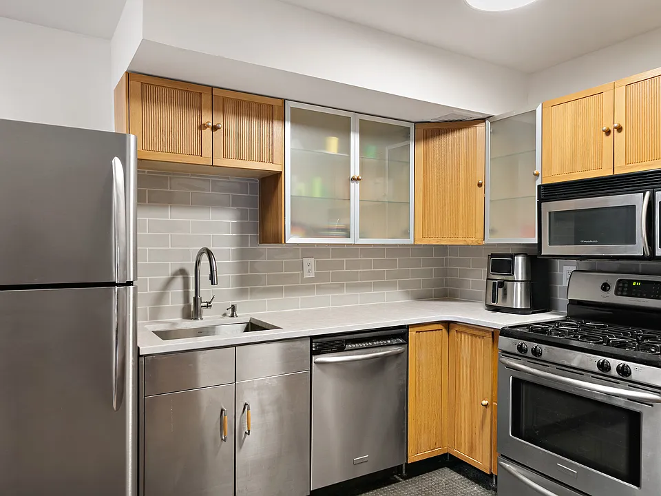 445 W 19th St #1H