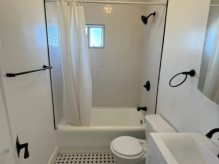 1012 N Ardmore Ave #201 — Photo 11