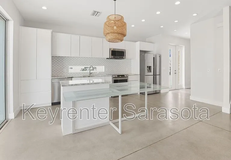 2066 Roselawn St — Photo 1