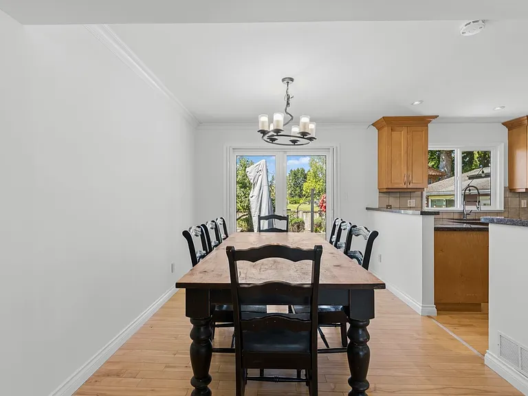 10851 Rosecroft Cres — Photo 8