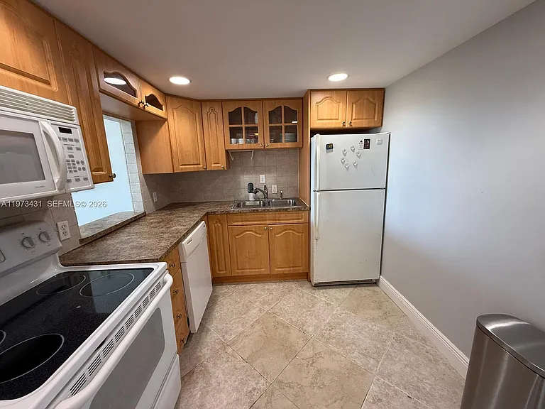 100 Bayview Dr #610 — Photo 7