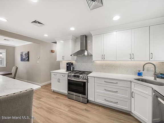 3rd image of 479 Craig Ave