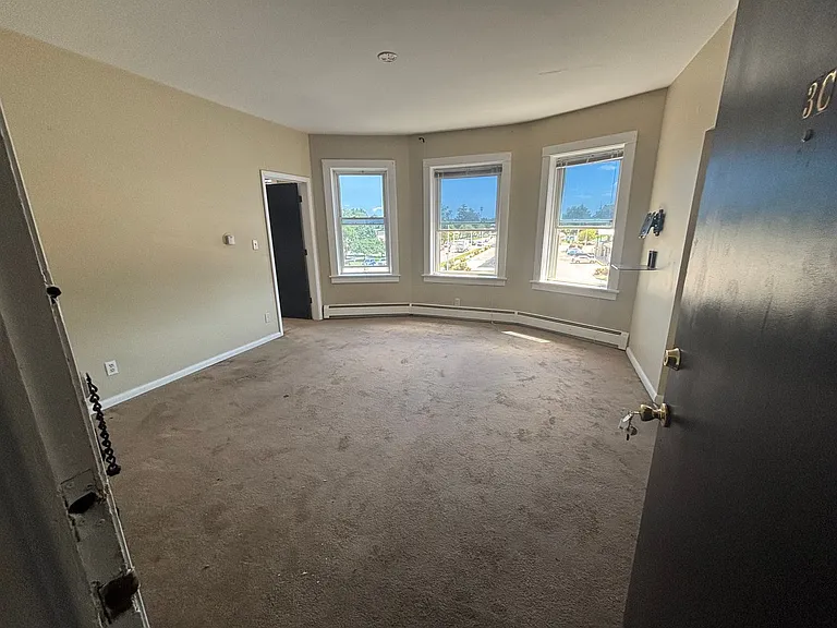 524 S Grand Ave E — Photo 1