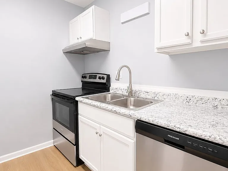 412 Fairfax Dr #6 — Photo 9